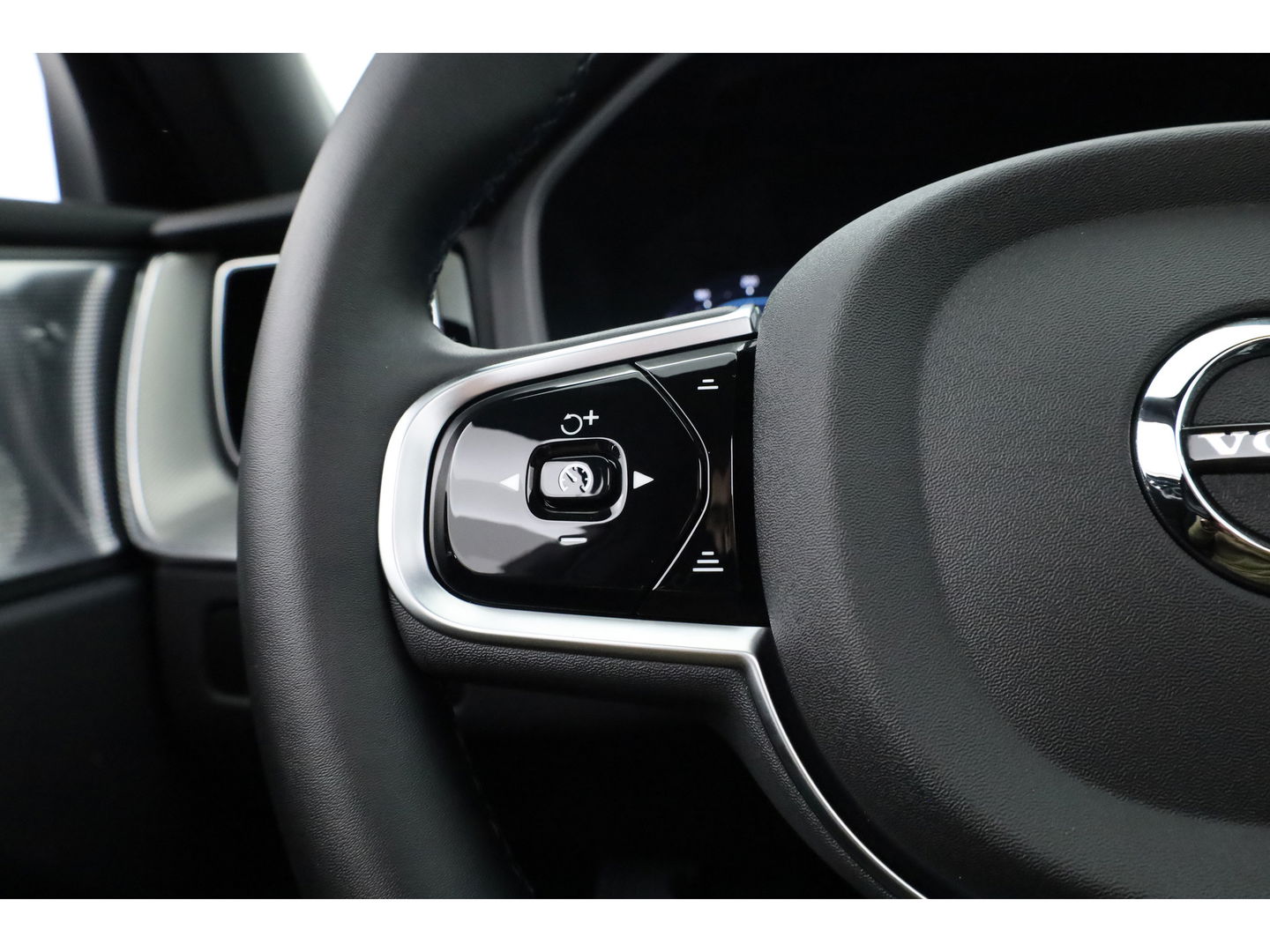 Volvo XC60 T8 Recharge Plus Black Edition | Luchtvering | Bowers & Wilkins | Pano | Memory | 360cam | Trekhaak