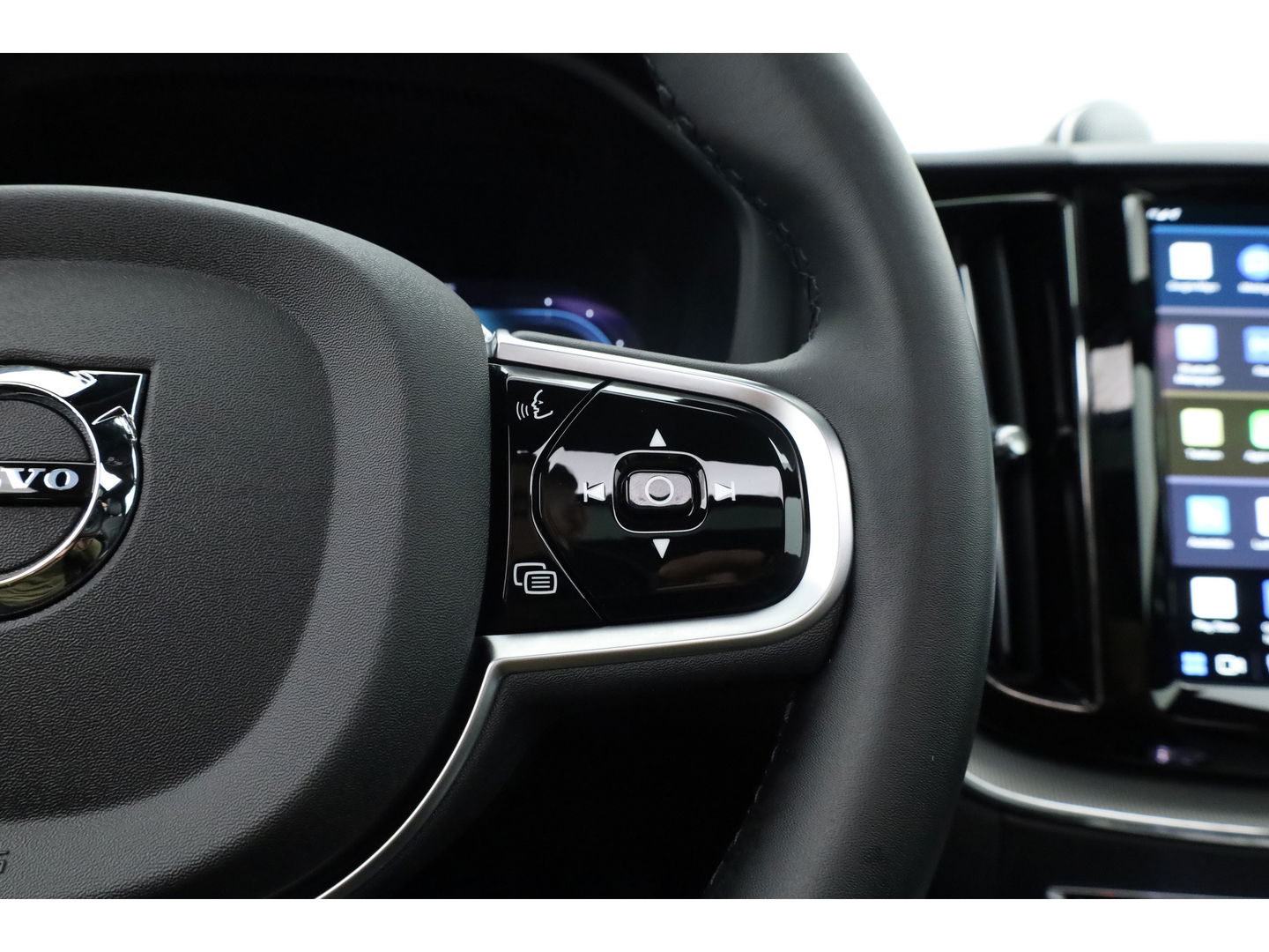 Volvo XC60 T8 Recharge Plus Black Edition | Luchtvering | Bowers & Wilkins | Pano | Memory | 360cam | Trekhaak
