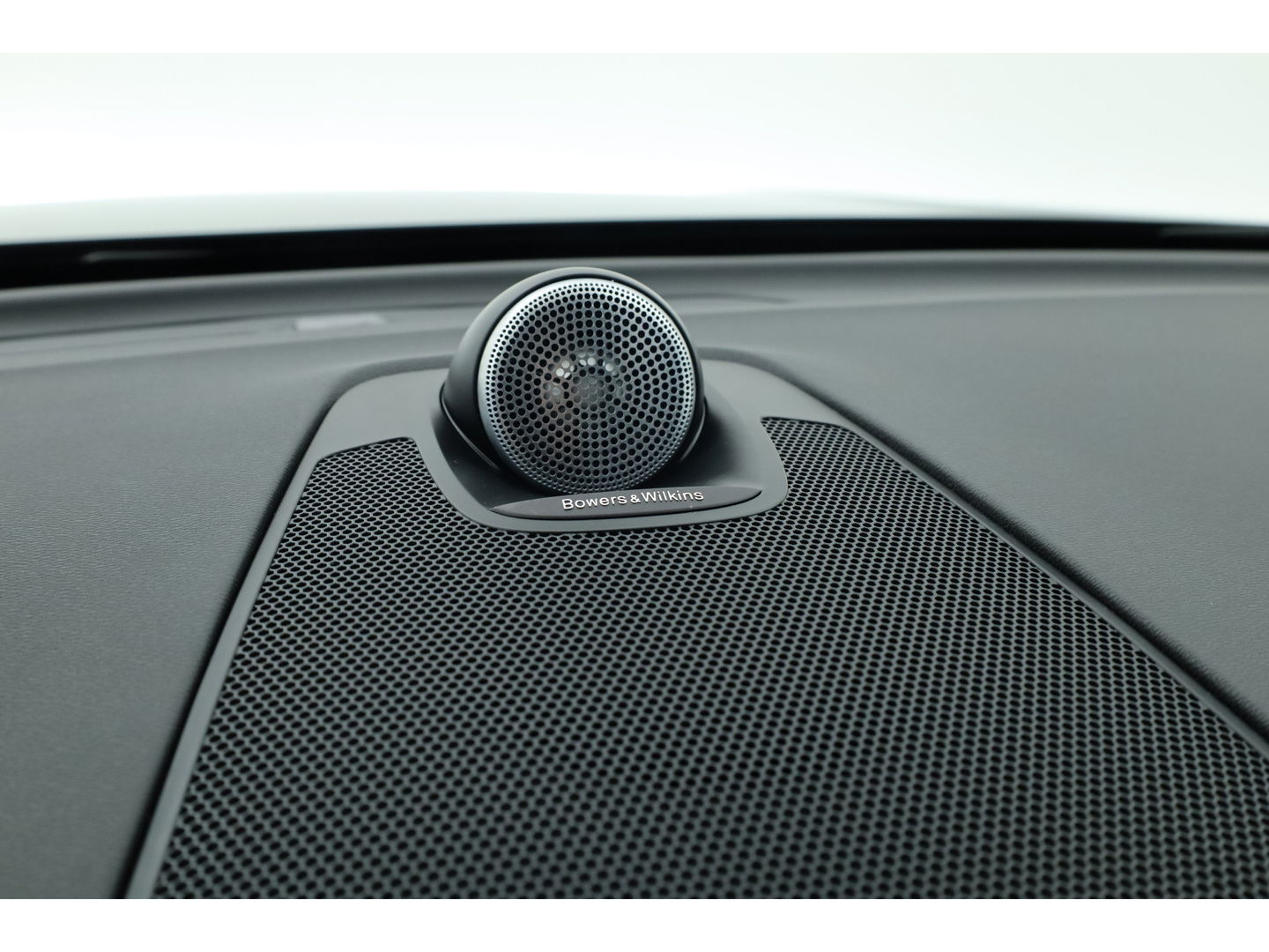 Volvo XC60 T8 Recharge Plus Black Edition | Luchtvering | Bowers & Wilkins | Pano | Memory | 360cam | Trekhaak