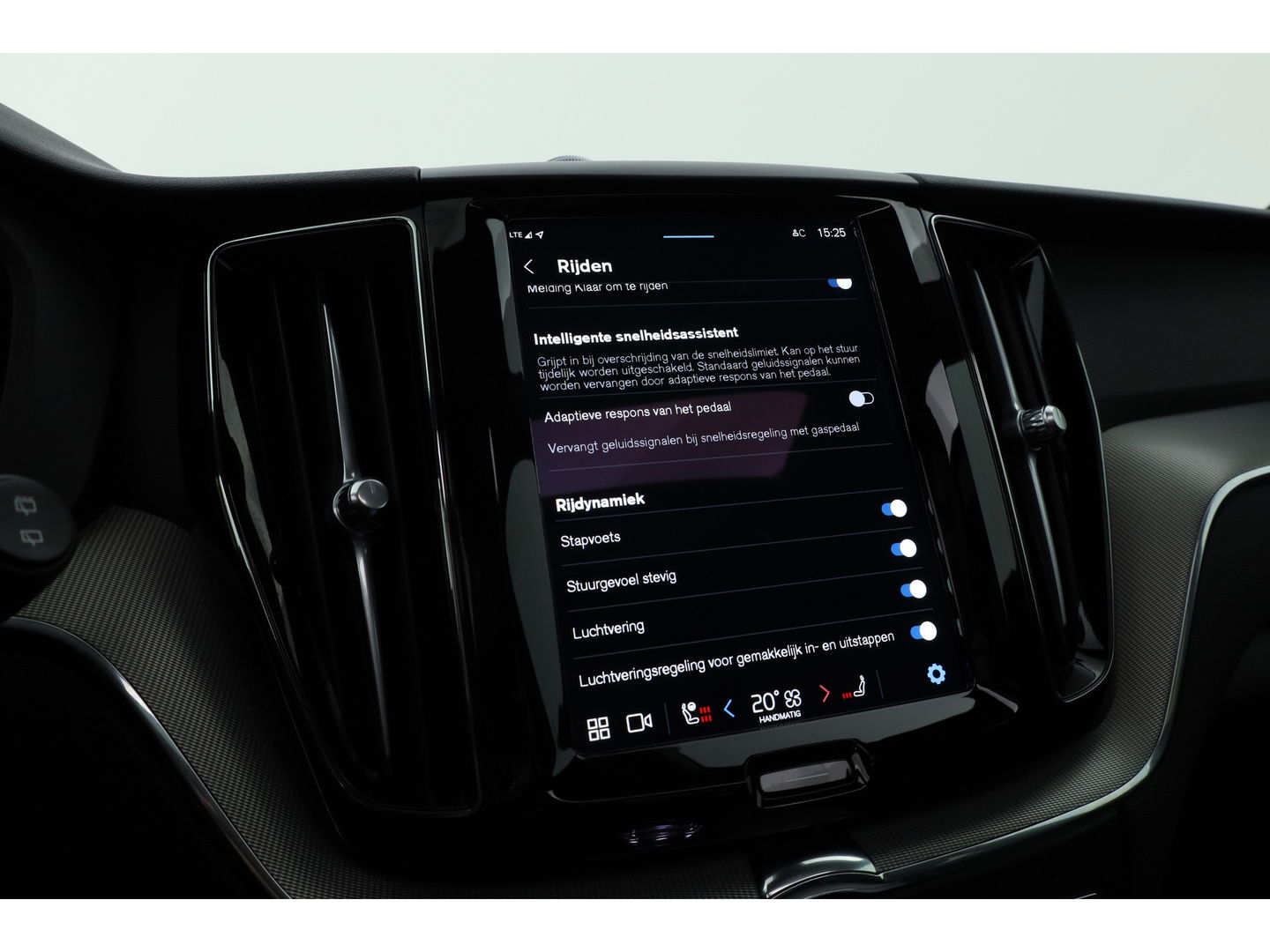 Volvo XC60 T8 Recharge Plus Black Edition | Luchtvering | Bowers & Wilkins | Pano | Memory | 360cam | Trekhaak