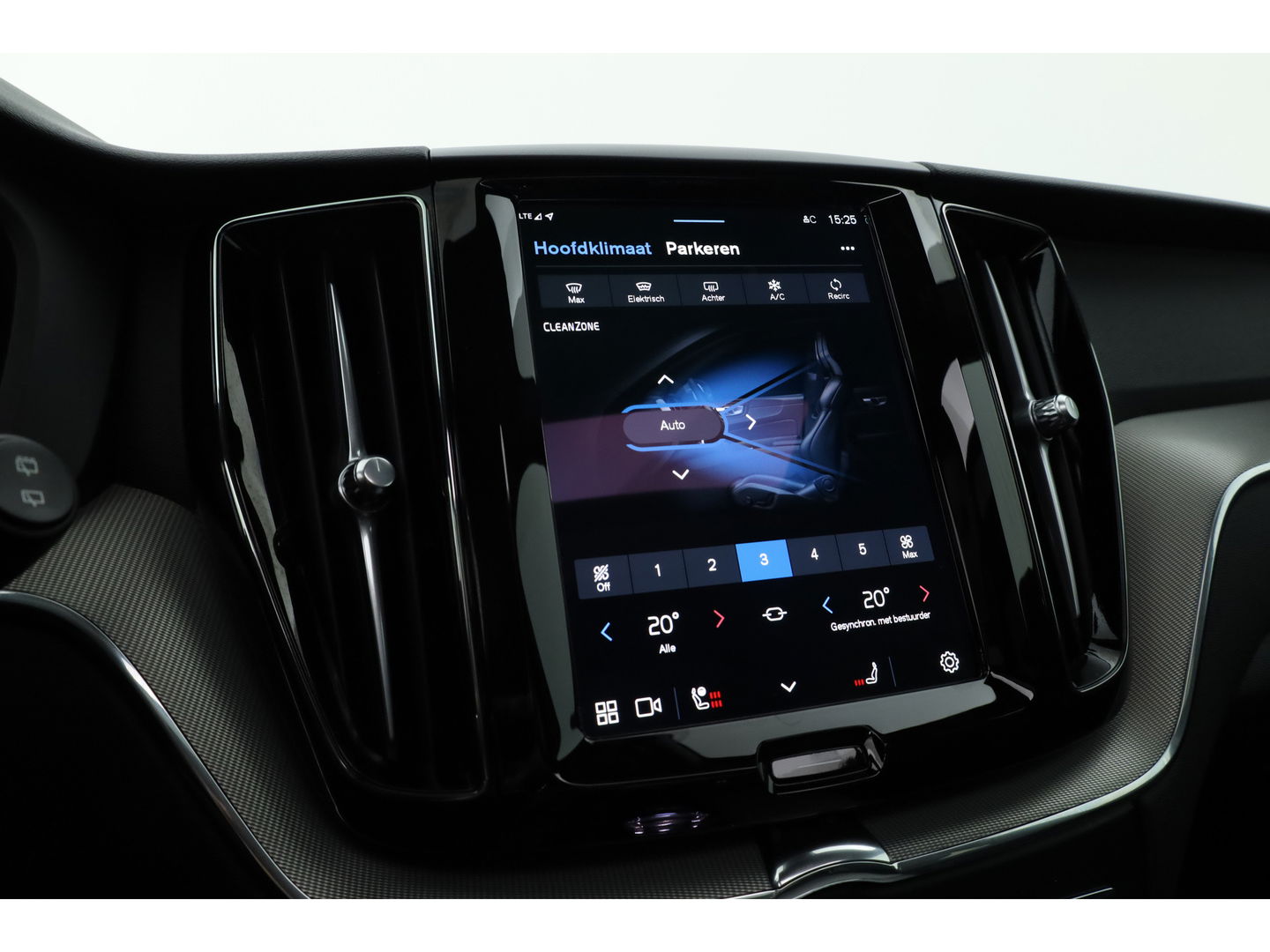 Volvo XC60 T8 Recharge Plus Black Edition | Luchtvering | Bowers & Wilkins | Pano | Memory | 360cam | Trekhaak