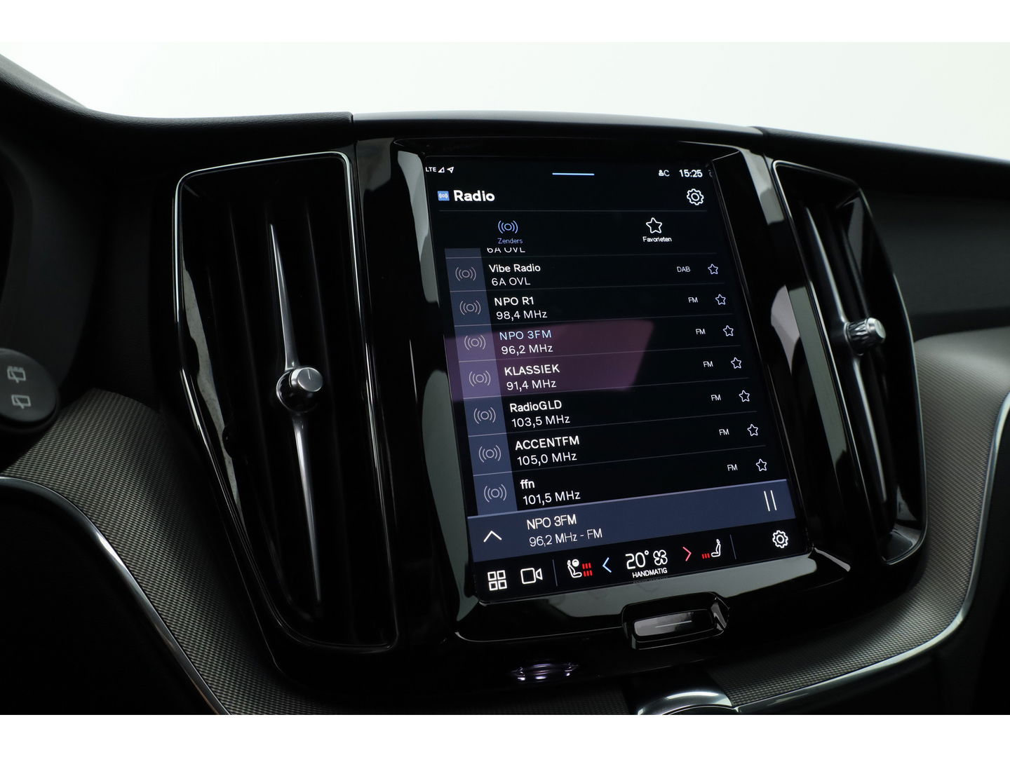 Volvo XC60 T8 Recharge Plus Black Edition | Luchtvering | Bowers & Wilkins | Pano | Memory | 360cam | Trekhaak