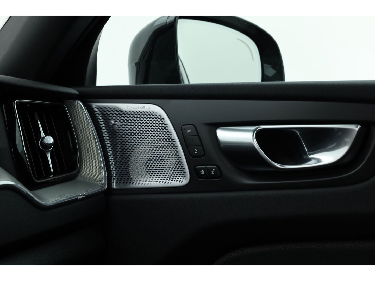 Volvo XC60 T8 Recharge Plus Black Edition | Luchtvering | Bowers & Wilkins | Pano | Memory | 360cam | Trekhaak