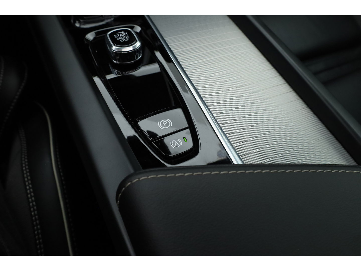 Volvo XC60 T8 Recharge Plus Black Edition | Luchtvering | Bowers & Wilkins | Pano | Memory | 360cam | Trekhaak