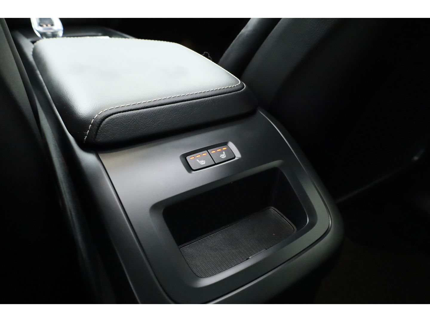 Volvo XC60 T8 Recharge Plus Black Edition | Luchtvering | Bowers & Wilkins | Pano | Memory | 360cam | Trekhaak