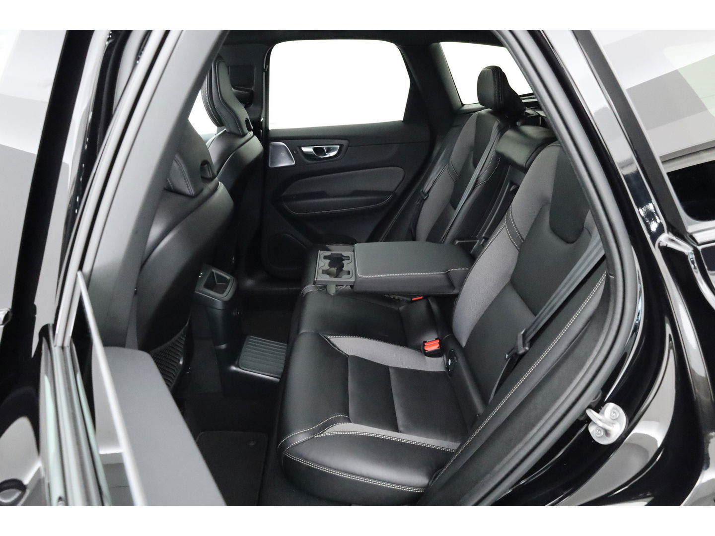 Volvo XC60 T8 Recharge Plus Black Edition | Luchtvering | Bowers & Wilkins | Pano | Memory | 360cam | Trekhaak