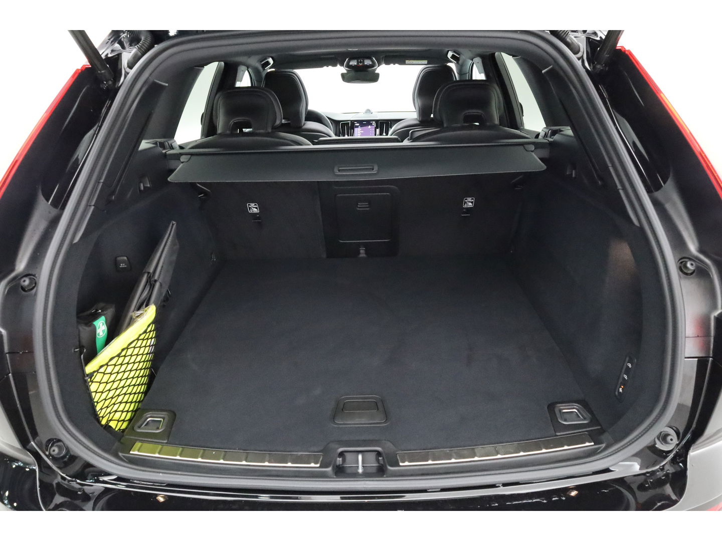 Volvo XC60 T8 Recharge Plus Black Edition | Luchtvering | Bowers & Wilkins | Pano | Memory | 360cam | Trekhaak