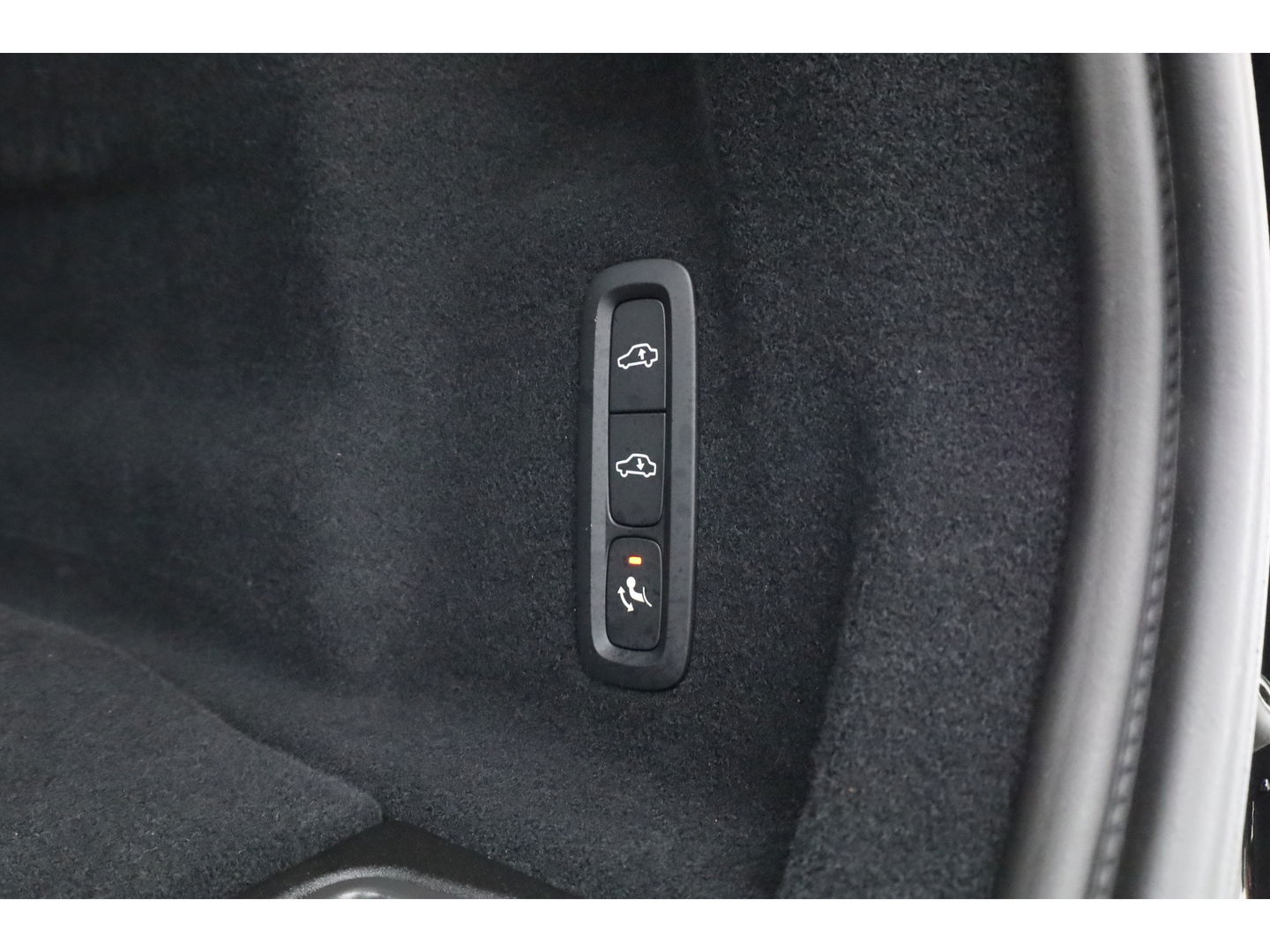 Volvo XC60 T8 Recharge Plus Black Edition | Luchtvering | Bowers & Wilkins | Pano | Memory | 360cam | Trekhaak