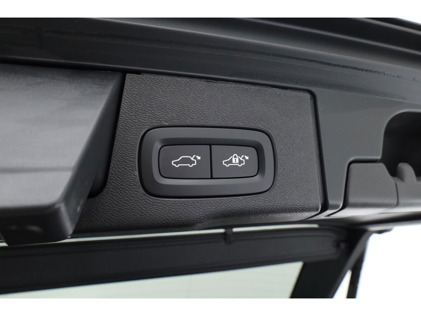 Volvo XC60 T8 Recharge Plus Black Edition | Luchtvering | Bowers & Wilkins | Pano | Memory | 360cam | Trekhaak