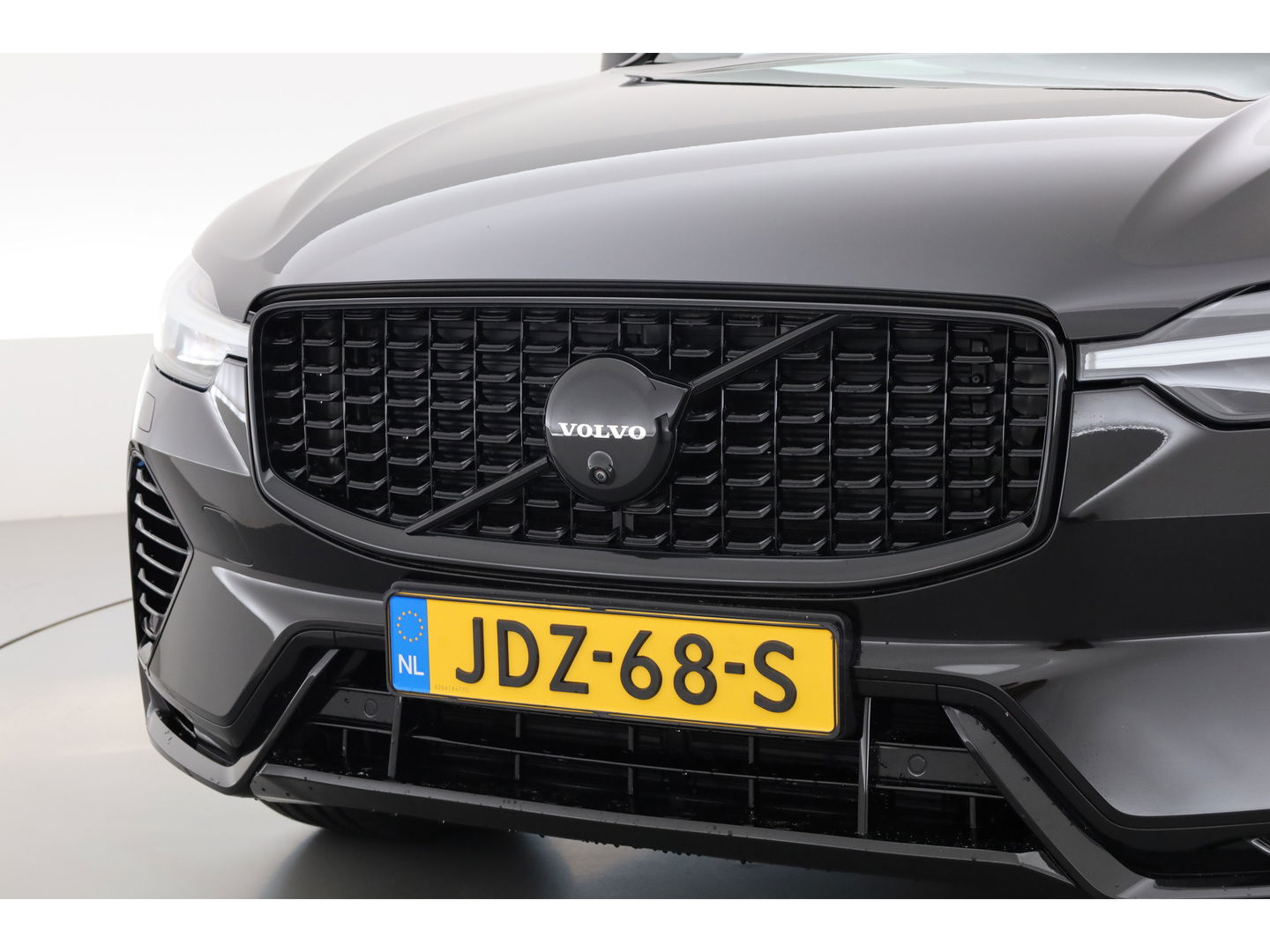Volvo XC60 T8 Recharge Plus Black Edition | Luchtvering | Bowers & Wilkins | Pano | Memory | 360cam | Trekhaak