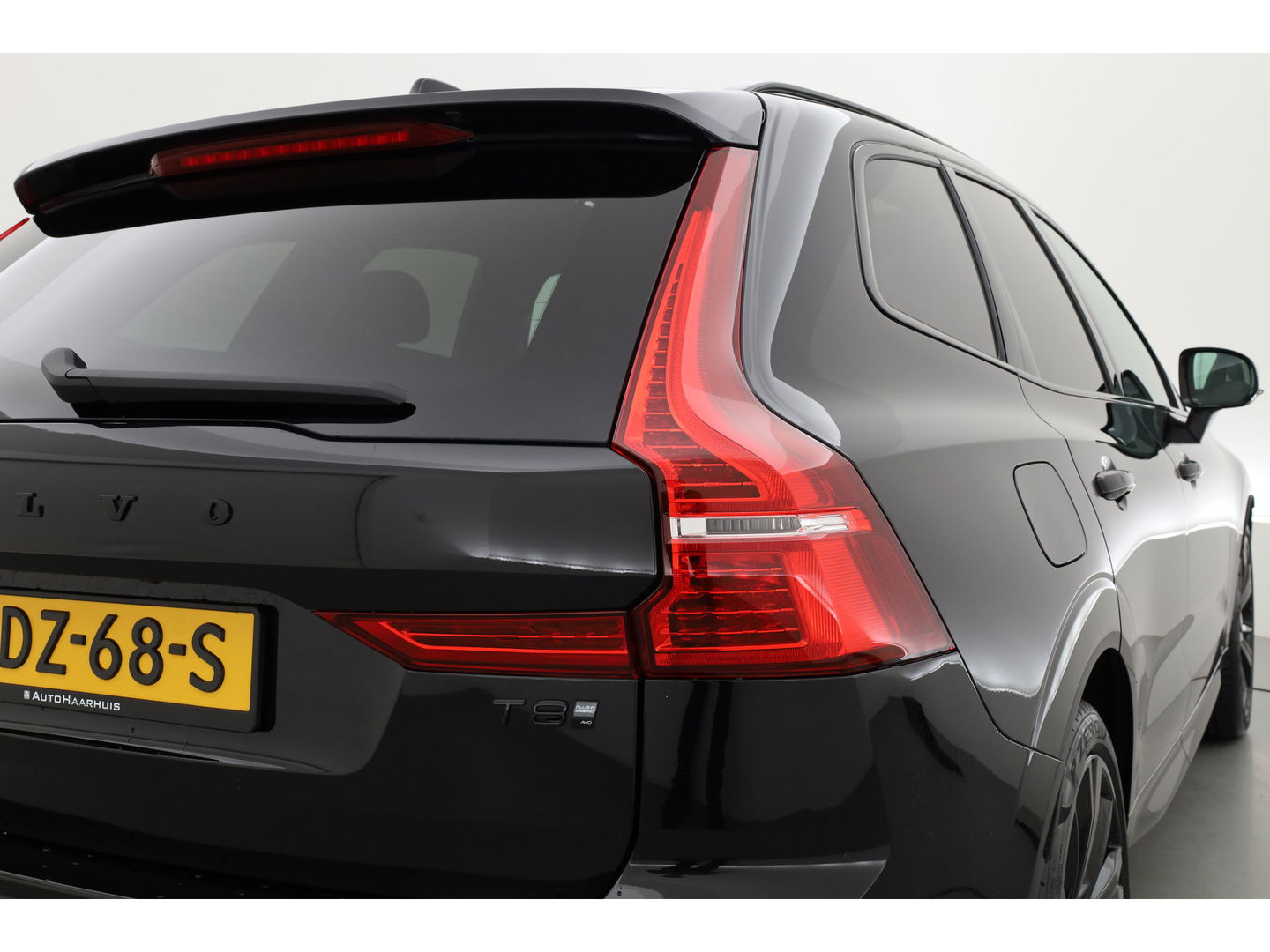 Volvo XC60 T8 Recharge Plus Black Edition | Luchtvering | Bowers & Wilkins | Pano | Memory | 360cam | Trekhaak
