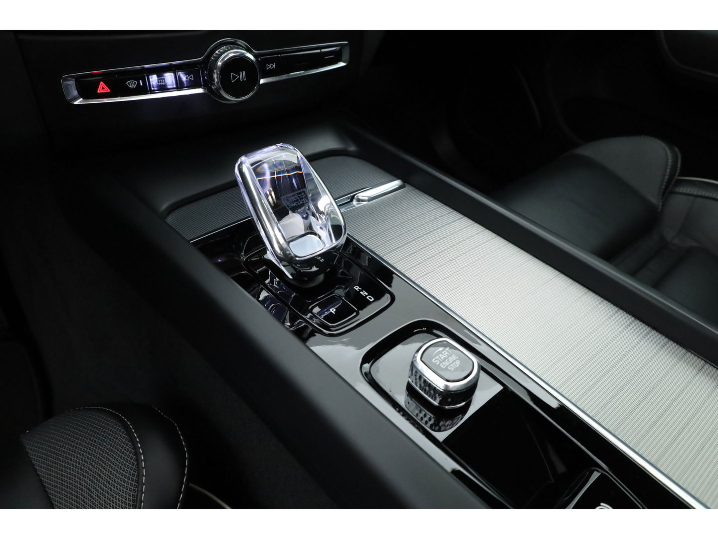 Volvo XC60 T8 Recharge Plus Black Edition | Luchtvering | Bowers & Wilkins | Pano | Memory | 360cam | Trekhaak