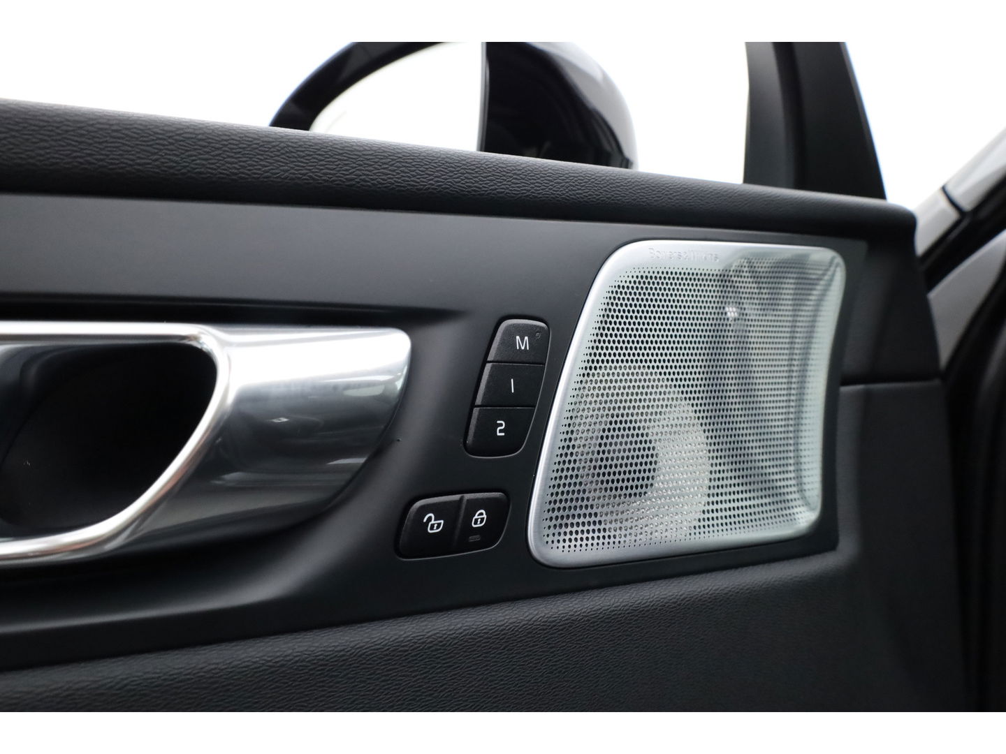 Volvo XC60 T8 Recharge Plus Black Edition | Luchtvering | Bowers & Wilkins | Pano | Memory | 360cam | Trekhaak