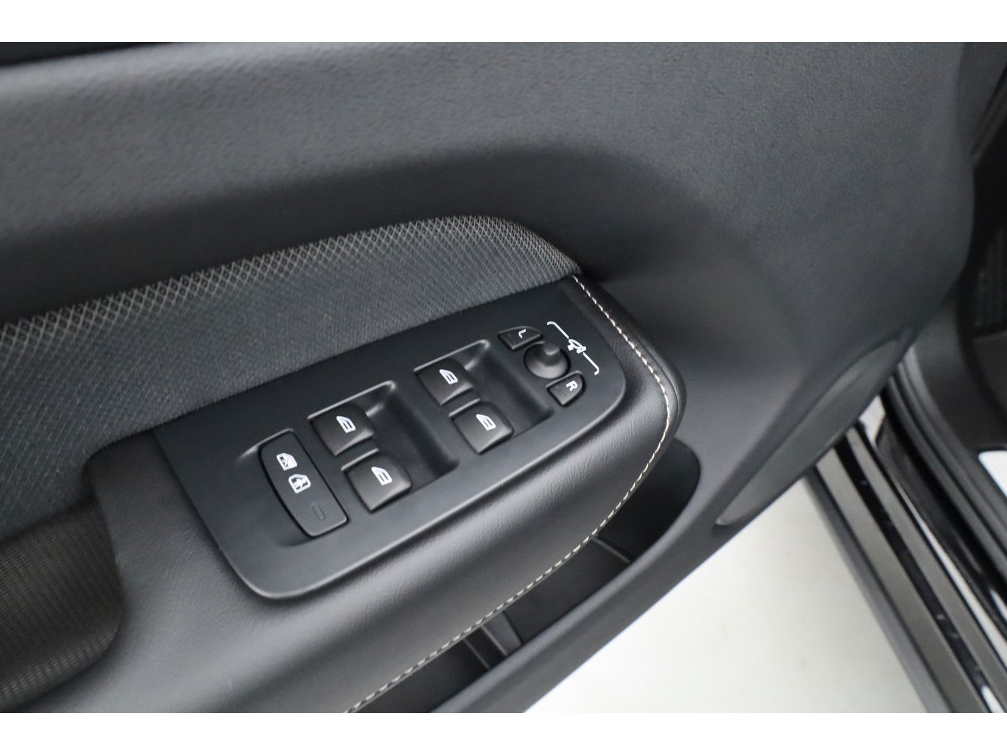 Volvo XC60 T8 Recharge Plus Black Edition | Luchtvering | Bowers & Wilkins | Pano | Memory | 360cam | Trekhaak