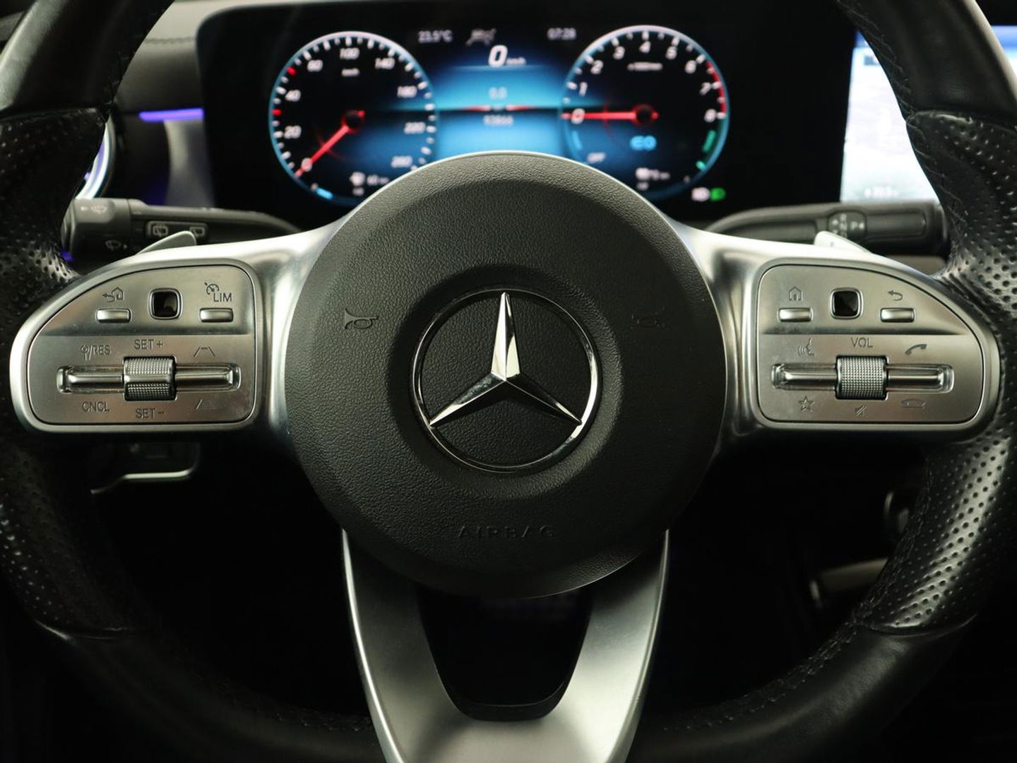 Mercedes-Benz A-Klasse 250e AMG Night | Panoramadak | Adaptive cruise | Leder | Stoelventilatie | Carplay | Head-Up | Keyless | Memory | Burmester | Camera | Sfeerverlichting | Stoelverwarming | PHEV | Plug In