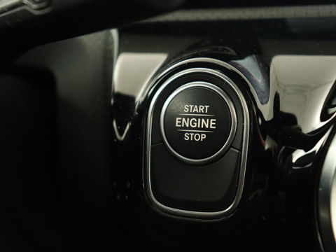 Mercedes-Benz A-Klasse 250e AMG Night | Panoramadak | Adaptive cruise | Leder | Stoelventilatie | Carplay | Head-Up | Keyless | Memory | Burmester | Camera | Sfeerverlichting | Stoelverwarming | PHEV | Plug In