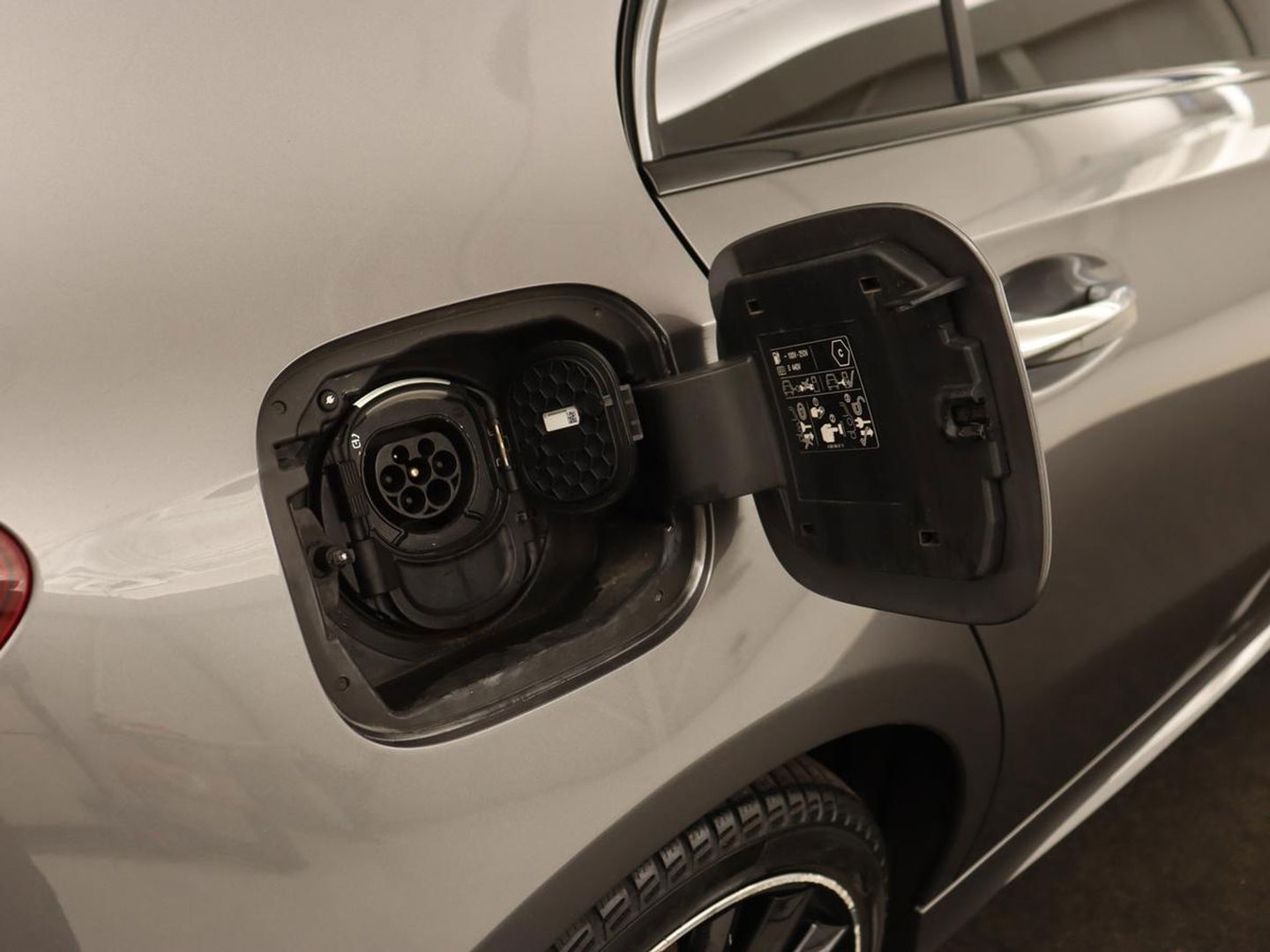 Mercedes-Benz A-Klasse 250e AMG Night | Panoramadak | Adaptive cruise | Leder | Stoelventilatie | Carplay | Head-Up | Keyless | Memory | Burmester | Camera | Sfeerverlichting | Stoelverwarming | PHEV | Plug In