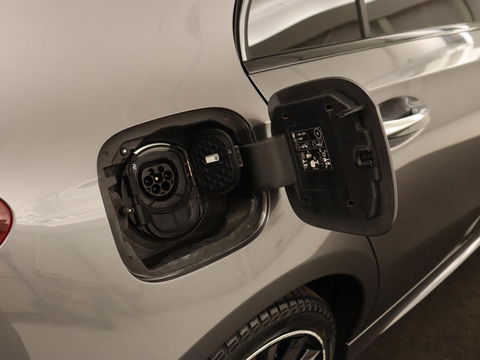 Mercedes-Benz A-Klasse 250e AMG Night | Panoramadak | Adaptive cruise | Leder | Stoelventilatie | Carplay | Head-Up | Keyless | Memory | Burmester | Camera | Sfeerverlichting | Stoelverwarming | PHEV | Plug In