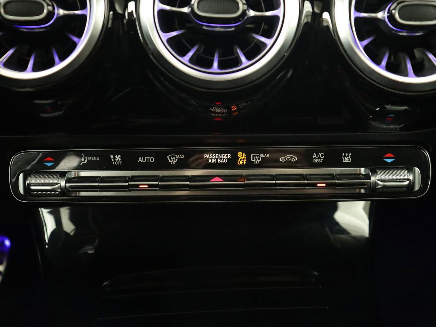 Mercedes-Benz A-Klasse 250e AMG Night | Panoramadak | Adaptive cruise | Leder | Stoelventilatie | Carplay | Head-Up | Keyless | Memory | Burmester | Camera | Sfeerverlichting | Stoelverwarming | PHEV | Plug In