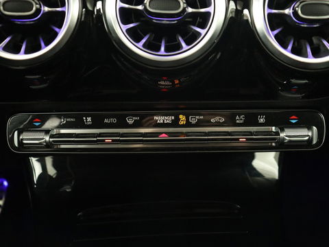 Mercedes-Benz A-Klasse 250e AMG Night | Panoramadak | Adaptive cruise | Leder | Stoelventilatie | Carplay | Head-Up | Keyless | Memory | Burmester | Camera | Sfeerverlichting | Stoelverwarming | PHEV | Plug In