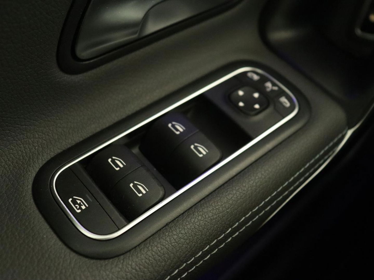 Mercedes-Benz A-Klasse 250e AMG Night | Panoramadak | Adaptive cruise | Leder | Stoelventilatie | Carplay | Head-Up | Keyless | Memory | Burmester | Camera | Sfeerverlichting | Stoelverwarming | PHEV | Plug In