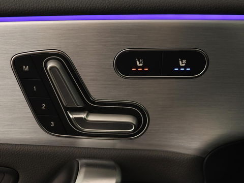 Mercedes-Benz A-Klasse 250e AMG Night | Panoramadak | Adaptive cruise | Leder | Stoelventilatie | Carplay | Head-Up | Keyless | Memory | Burmester | Camera | Sfeerverlichting | Stoelverwarming | PHEV | Plug In