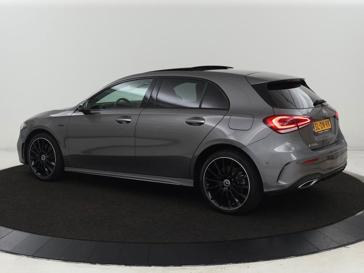Mercedes-Benz A-Klasse 250e AMG Night | Panoramadak | Adaptive cruise | Leder | Stoelventilatie | Carplay | Head-Up | Keyless | Memory | Burmester | Camera | Sfeerverlichting | Stoelverwarming | PHEV | Plug In