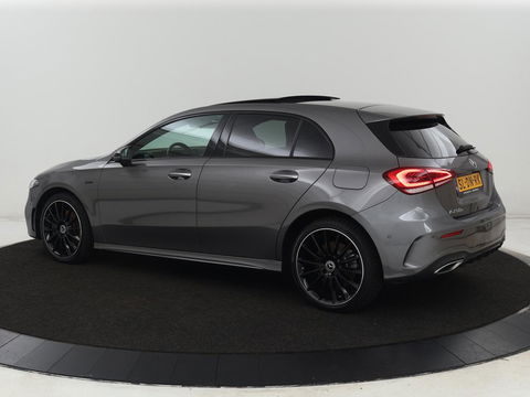 Mercedes-Benz A-Klasse 250e AMG Night | Panoramadak | Adaptive cruise | Leder | Stoelventilatie | Carplay | Head-Up | Keyless | Memory | Burmester | Camera | Sfeerverlichting | Stoelverwarming | PHEV | Plug In