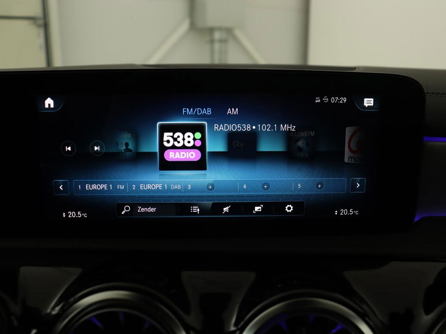 Mercedes-Benz A-Klasse 250e AMG Night | Panoramadak | Adaptive cruise | Leder | Stoelventilatie | Carplay | Head-Up | Keyless | Memory | Burmester | Camera | Sfeerverlichting | Stoelverwarming | PHEV | Plug In