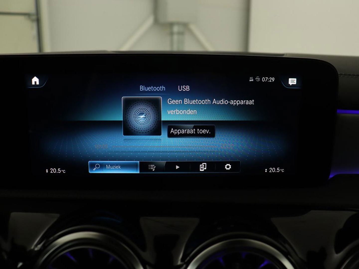 Mercedes-Benz A-Klasse 250e AMG Night | Panoramadak | Adaptive cruise | Leder | Stoelventilatie | Carplay | Head-Up | Keyless | Memory | Burmester | Camera | Sfeerverlichting | Stoelverwarming | PHEV | Plug In