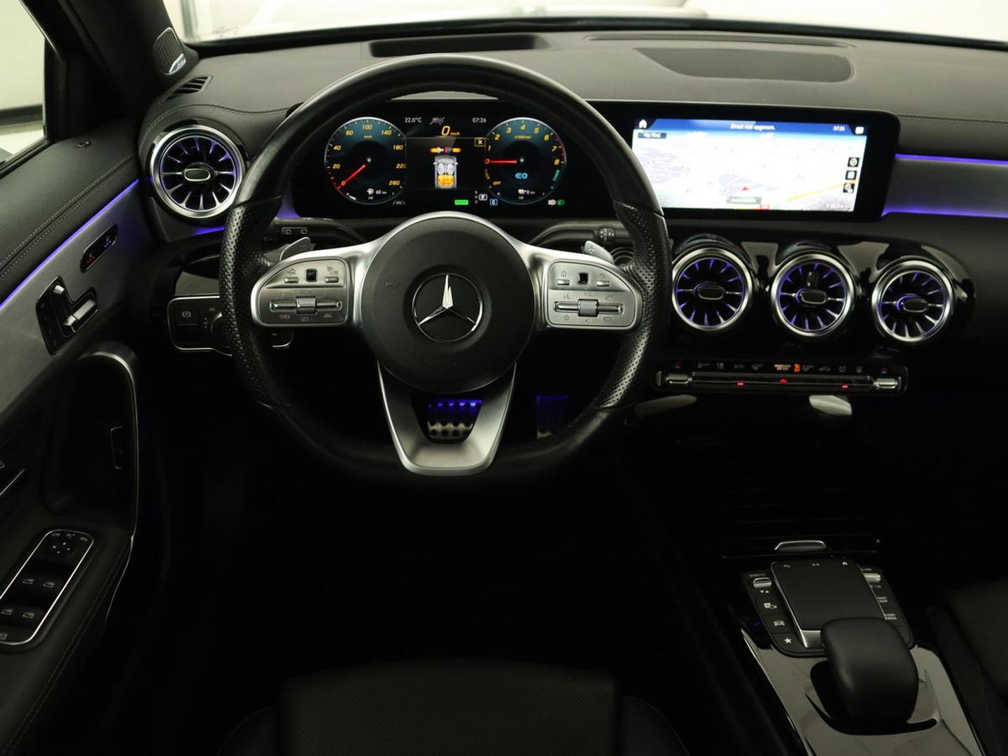 Mercedes-Benz A-Klasse 250e AMG Night | Panoramadak | Adaptive cruise | Leder | Stoelventilatie | Carplay | Head-Up | Keyless | Memory | Burmester | Camera | Sfeerverlichting | Stoelverwarming | PHEV | Plug In