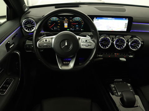 Mercedes-Benz A-Klasse 250e AMG Night | Panoramadak | Adaptive cruise | Leder | Stoelventilatie | Carplay | Head-Up | Keyless | Memory | Burmester | Camera | Sfeerverlichting | Stoelverwarming | PHEV | Plug In