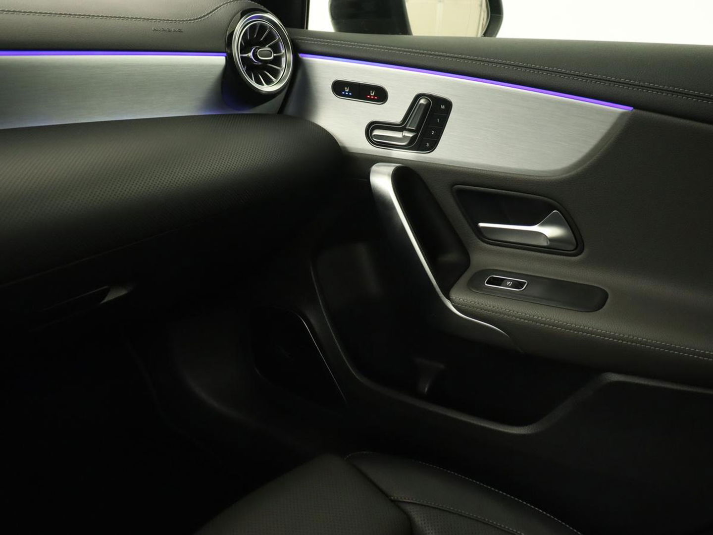Mercedes-Benz A-Klasse 250e AMG Night | Panoramadak | Adaptive cruise | Leder | Stoelventilatie | Carplay | Head-Up | Keyless | Memory | Burmester | Camera | Sfeerverlichting | Stoelverwarming | PHEV | Plug In