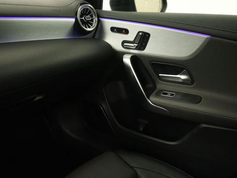 Mercedes-Benz A-Klasse 250e AMG Night | Panoramadak | Adaptive cruise | Leder | Stoelventilatie | Carplay | Head-Up | Keyless | Memory | Burmester | Camera | Sfeerverlichting | Stoelverwarming | PHEV | Plug In