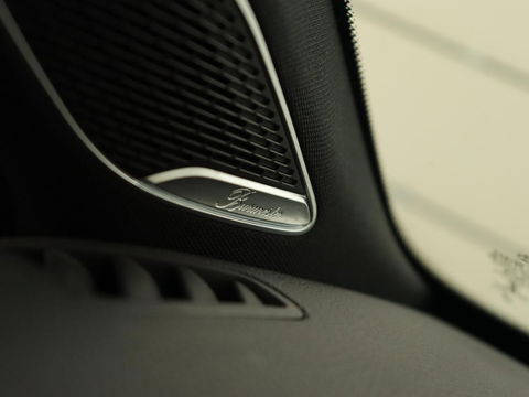 Mercedes-Benz A-Klasse 250e AMG Night | Panoramadak | Adaptive cruise | Leder | Stoelventilatie | Carplay | Head-Up | Keyless | Memory | Burmester | Camera | Sfeerverlichting | Stoelverwarming | PHEV | Plug In