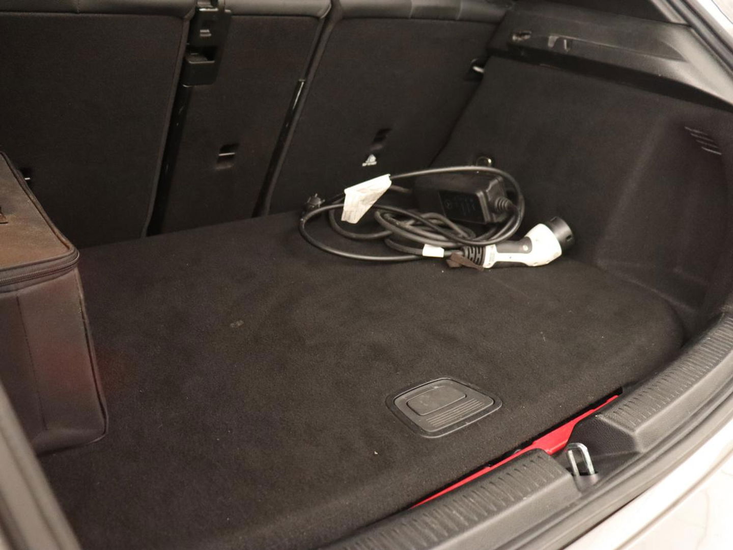 Mercedes-Benz A-Klasse 250e AMG Night | Panoramadak | Adaptive cruise | Leder | Stoelventilatie | Carplay | Head-Up | Keyless | Memory | Burmester | Camera | Sfeerverlichting | Stoelverwarming | PHEV | Plug In