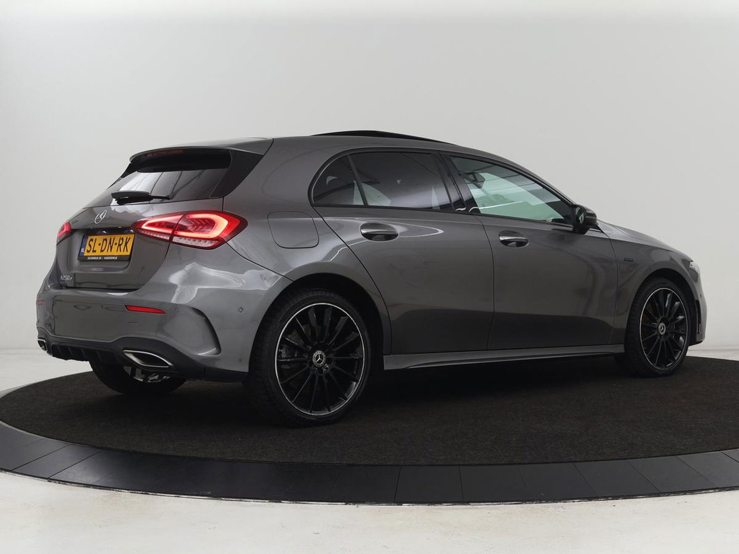Mercedes-Benz A-Klasse 250e AMG Night | Panoramadak | Adaptive cruise | Leder | Stoelventilatie | Carplay | Head-Up | Keyless | Memory | Burmester | Camera | Sfeerverlichting | Stoelverwarming | PHEV | Plug In