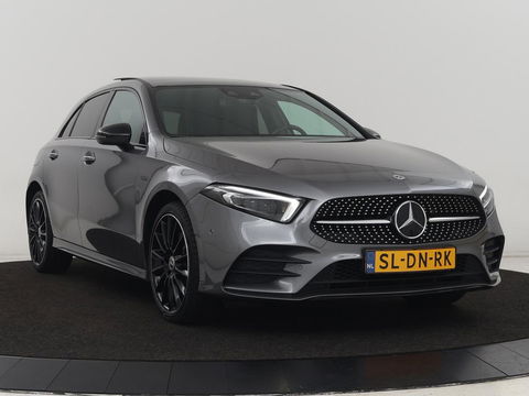 Mercedes-Benz A-Klasse 250e AMG Night | Panoramadak | Adaptive cruise | Leder | Stoelventilatie | Carplay | Head-Up | Keyless | Memory | Burmester | Camera | Sfeerverlichting | Stoelverwarming | PHEV | Plug In