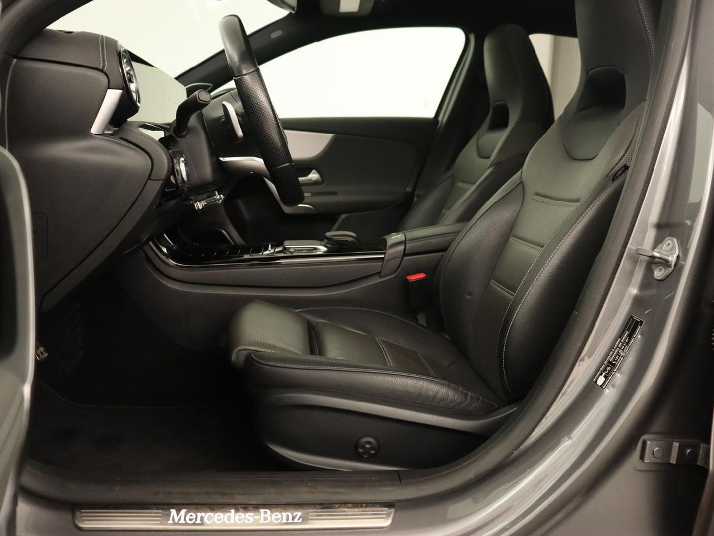 Mercedes-Benz A-Klasse 250e AMG Night | Panoramadak | Adaptive cruise | Leder | Stoelventilatie | Carplay | Head-Up | Keyless | Memory | Burmester | Camera | Sfeerverlichting | Stoelverwarming | PHEV | Plug In