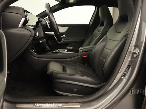 Mercedes-Benz A-Klasse 250e AMG Night | Panoramadak | Adaptive cruise | Leder | Stoelventilatie | Carplay | Head-Up | Keyless | Memory | Burmester | Camera | Sfeerverlichting | Stoelverwarming | PHEV | Plug In