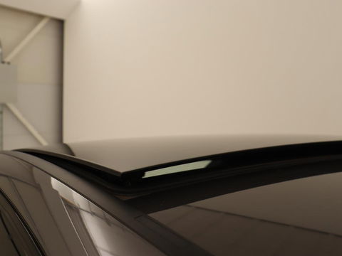 Mercedes-Benz A-Klasse 250e AMG Night | Panoramadak | Adaptive cruise | Leder | Stoelventilatie | Carplay | Head-Up | Keyless | Memory | Burmester | Camera | Sfeerverlichting | Stoelverwarming | PHEV | Plug In