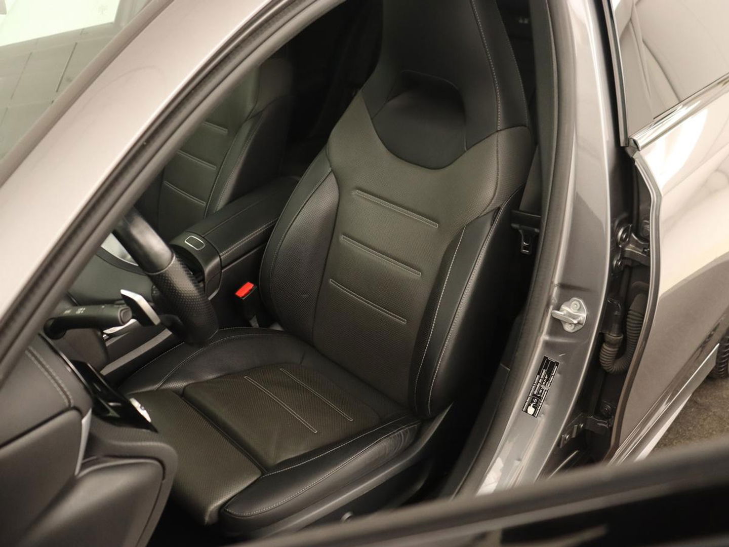 Mercedes-Benz A-Klasse 250e AMG Night | Panoramadak | Adaptive cruise | Leder | Stoelventilatie | Carplay | Head-Up | Keyless | Memory | Burmester | Camera | Sfeerverlichting | Stoelverwarming | PHEV | Plug In