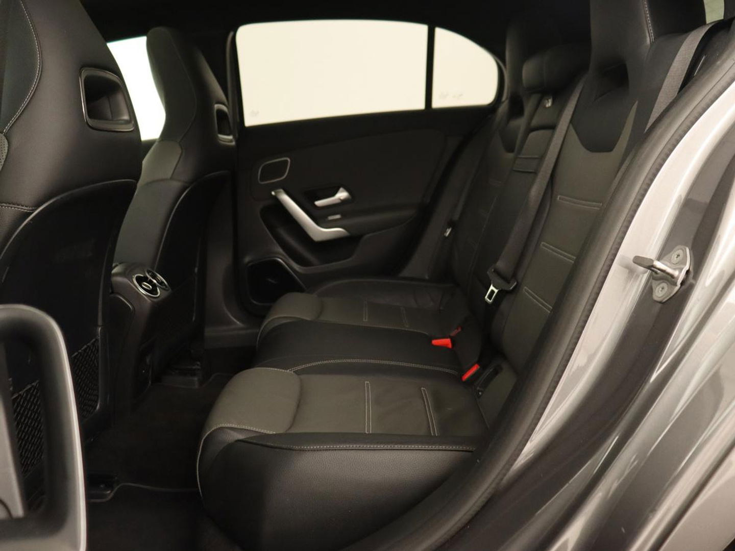 Mercedes-Benz A-Klasse 250e AMG Night | Panoramadak | Adaptive cruise | Leder | Stoelventilatie | Carplay | Head-Up | Keyless | Memory | Burmester | Camera | Sfeerverlichting | Stoelverwarming | PHEV | Plug In