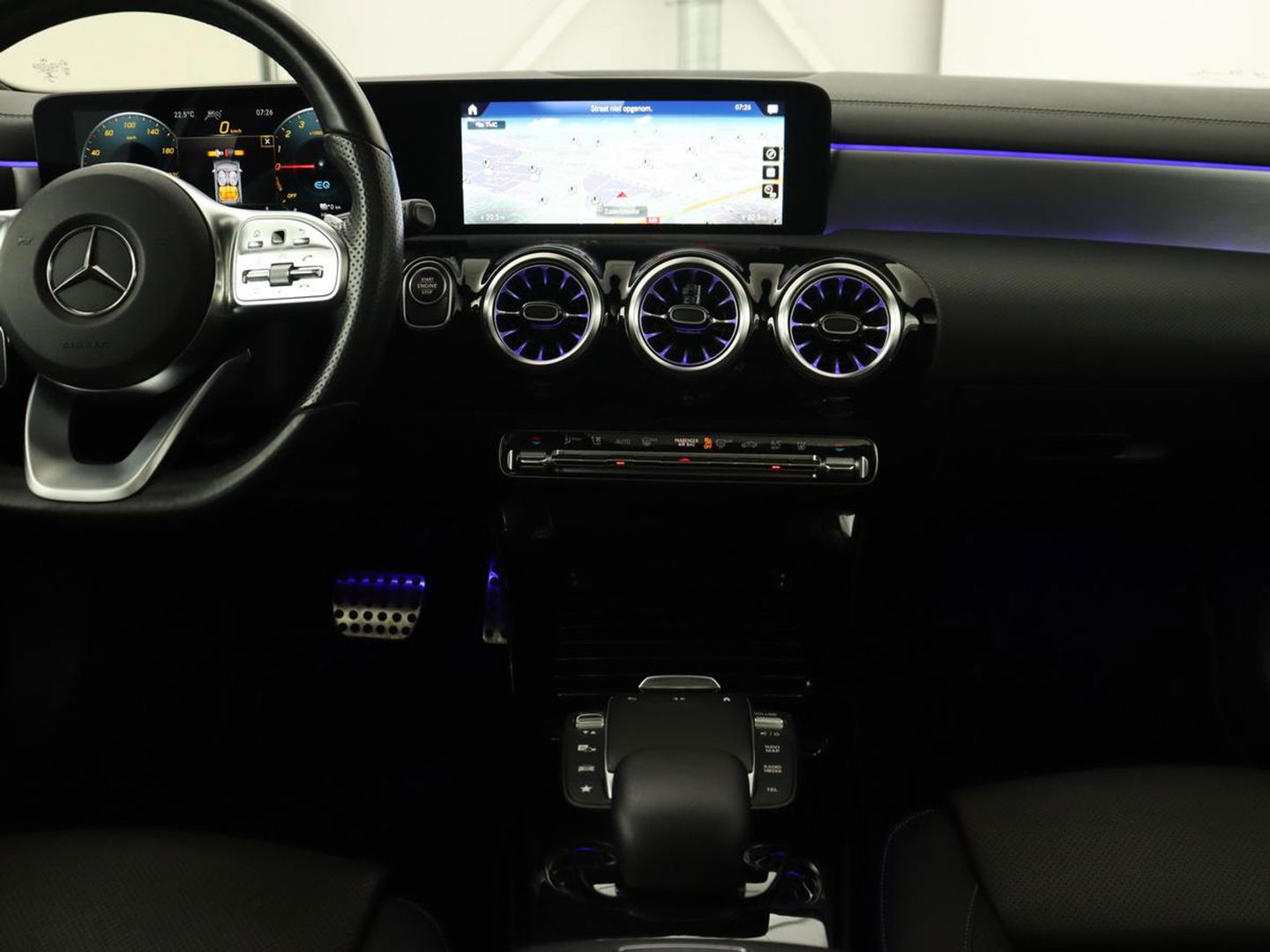 Mercedes-Benz A-Klasse 250e AMG Night | Panoramadak | Adaptive cruise | Leder | Stoelventilatie | Carplay | Head-Up | Keyless | Memory | Burmester | Camera | Sfeerverlichting | Stoelverwarming | PHEV | Plug In