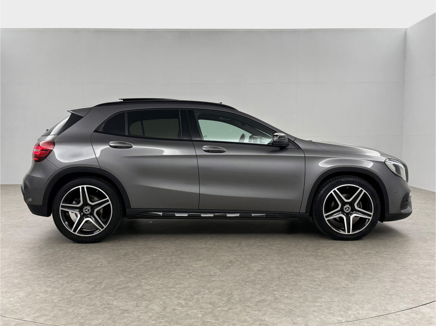 Mercedes-Benz GLA 180 AMG Night Upgrade | Pano | LED | Camera | Carplay | Parkeers. | NAP