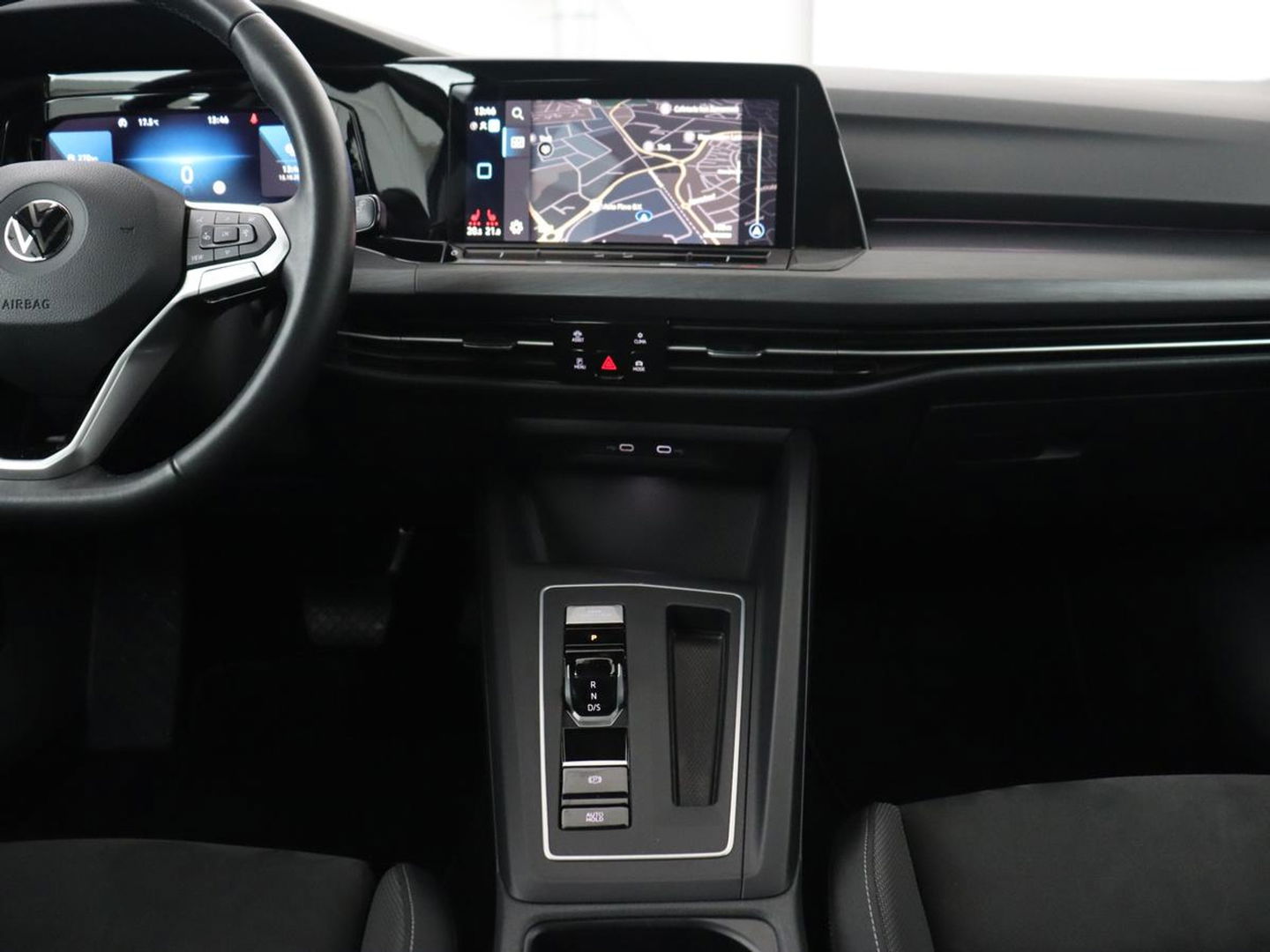 Volkswagen Golf 1.4 eHybrid Style | Trekhaak | Stoelverwarming | Massage | Carplay | Memory | Navigatie | Adaptive cruise | Full LED | Parkeerhulp | Sfeerverlichting | PHEV | Plug In