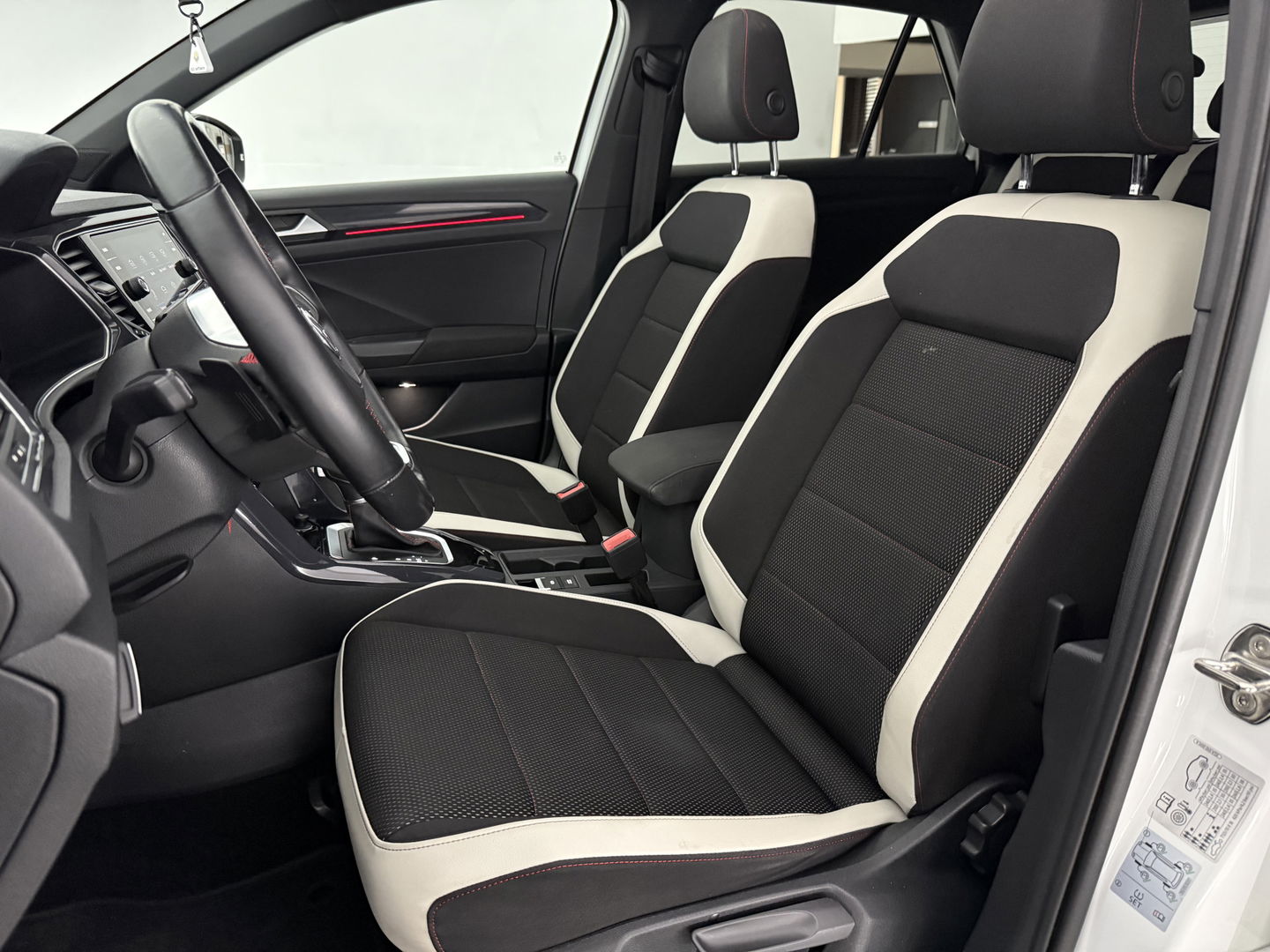 Volkswagen T-Roc 1.5 TSI Sport 150PK | Pano | Virtual | Camera | Carplay | Sfeerverl. | Adaptive Cruise | Stoelverw.