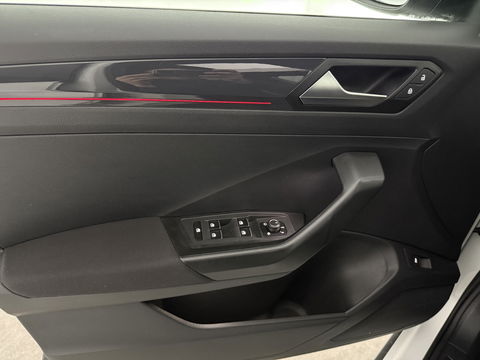 Volkswagen T-Roc 1.5 TSI Sport 150PK | Pano | Virtual | Camera | Carplay | Sfeerverl. | Adaptive Cruise | Stoelverw.