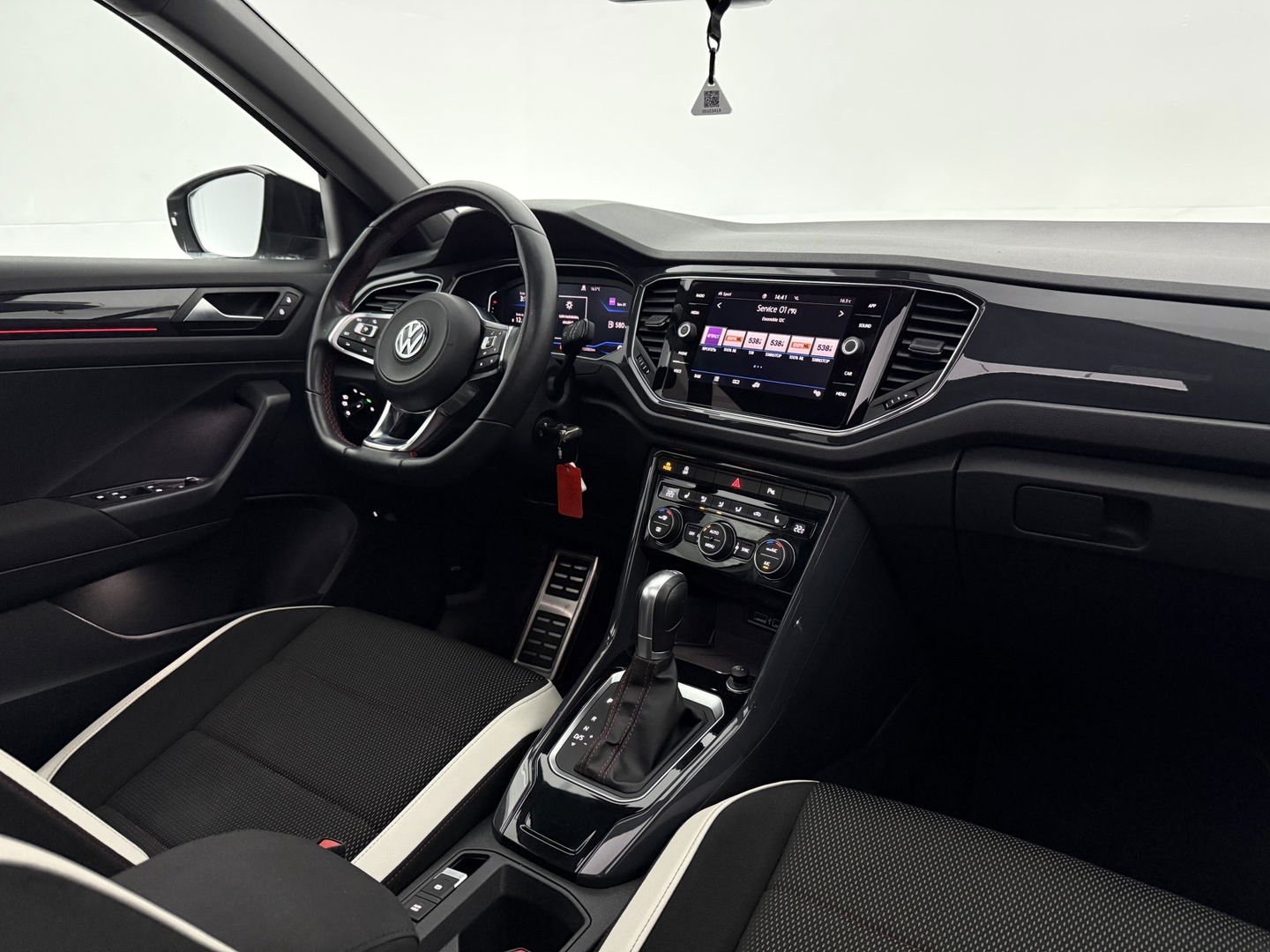 Volkswagen T-Roc 1.5 TSI Sport 150PK | Pano | Virtual | Camera | Carplay | Sfeerverl. | Adaptive Cruise | Stoelverw.