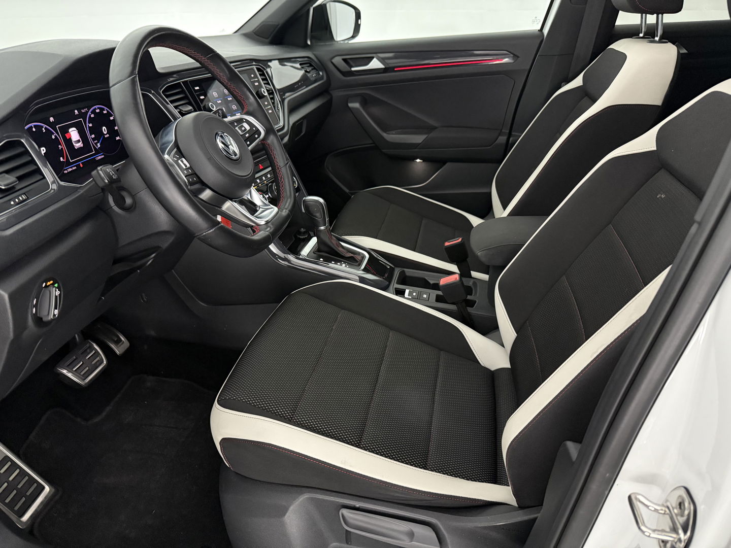 Volkswagen T-Roc 1.5 TSI Sport 150PK | Pano | Virtual | Camera | Carplay | Sfeerverl. | Adaptive Cruise | Stoelverw.